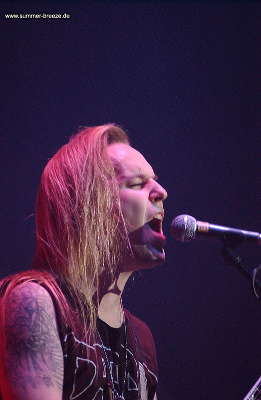 Bild eines Mitglieds der Band Children Of Bodom beim Live-Auftritt.